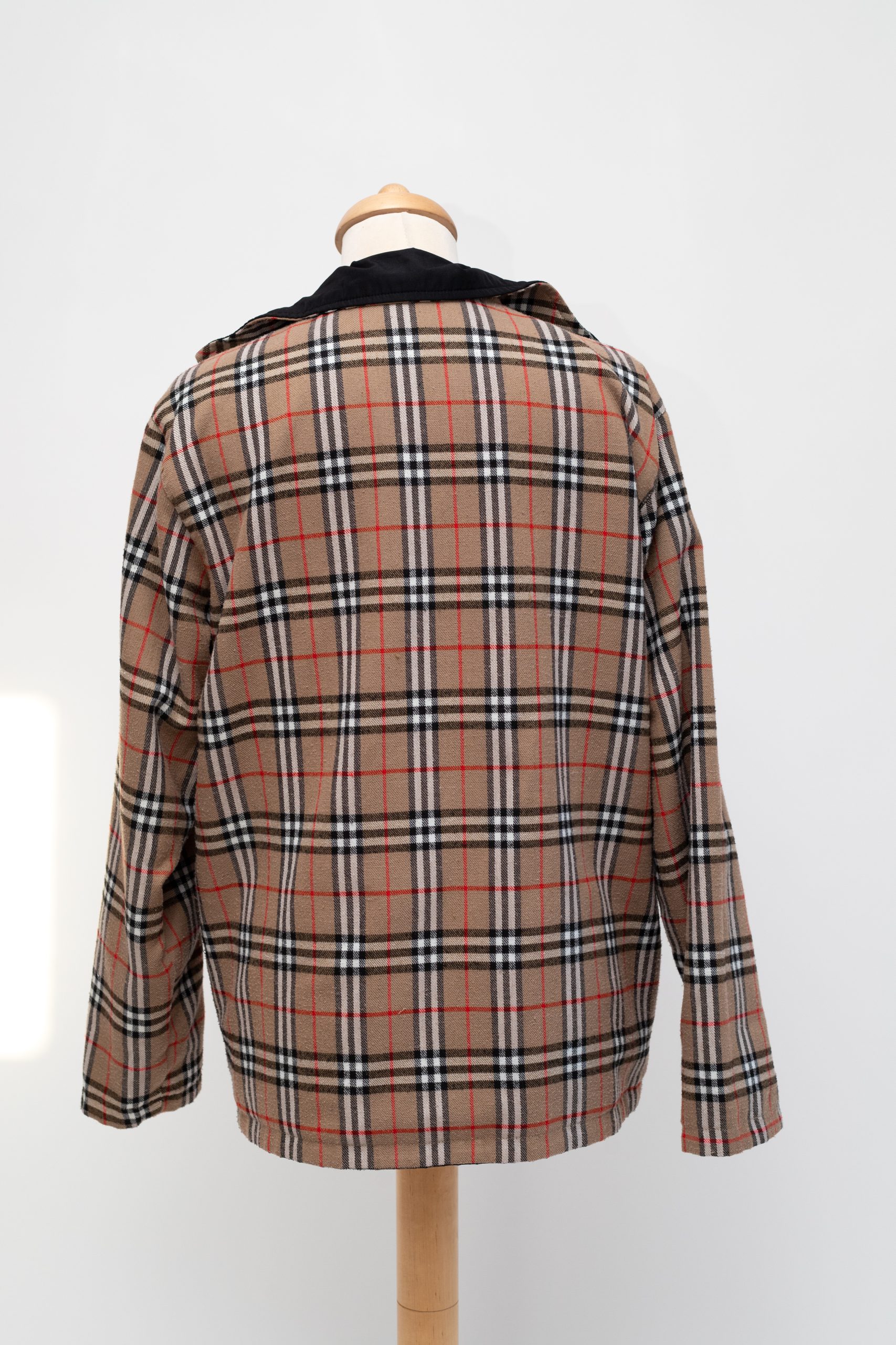 Burberry 8 dr strn pozadi