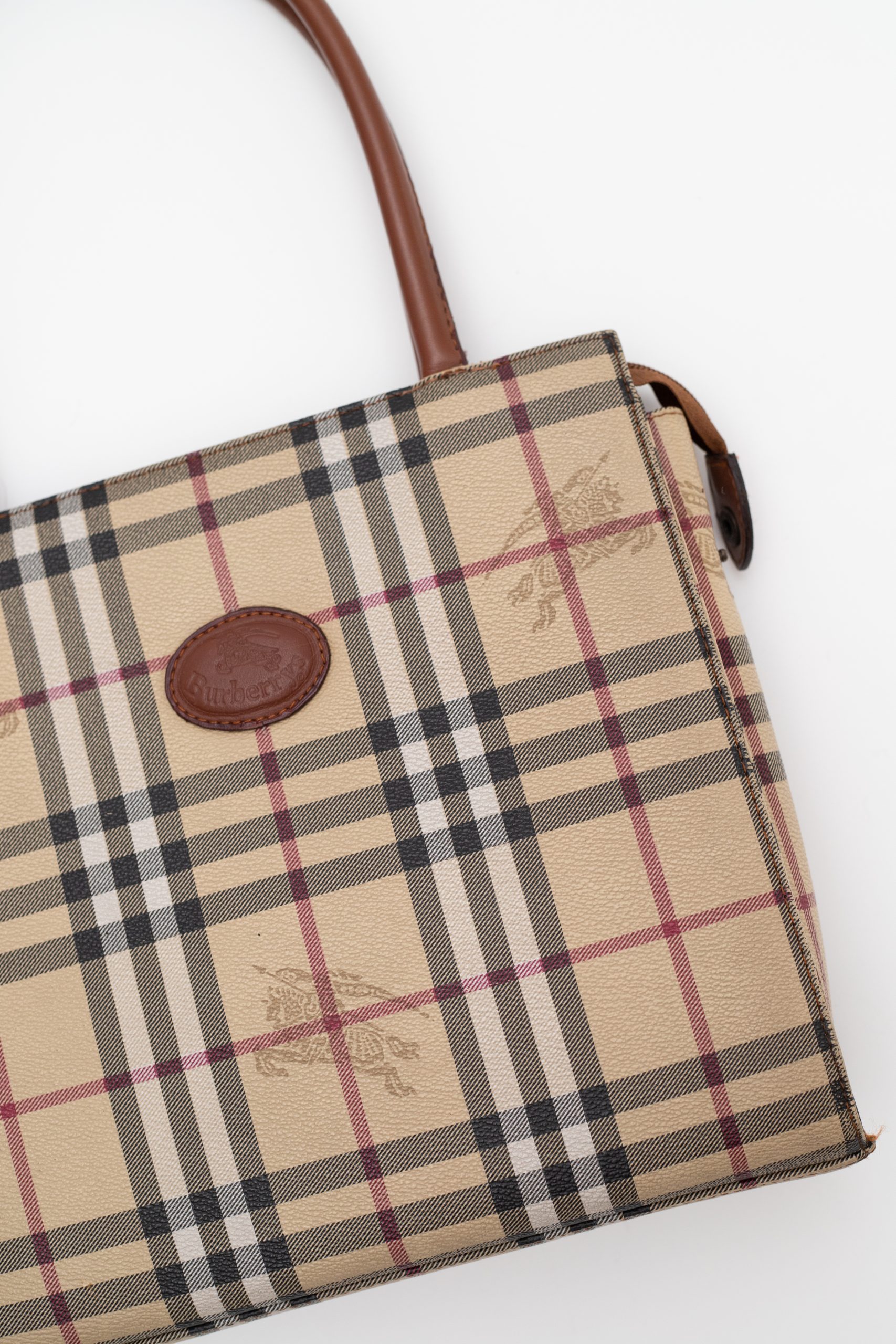 Burberry torb 2 lezeci detalji