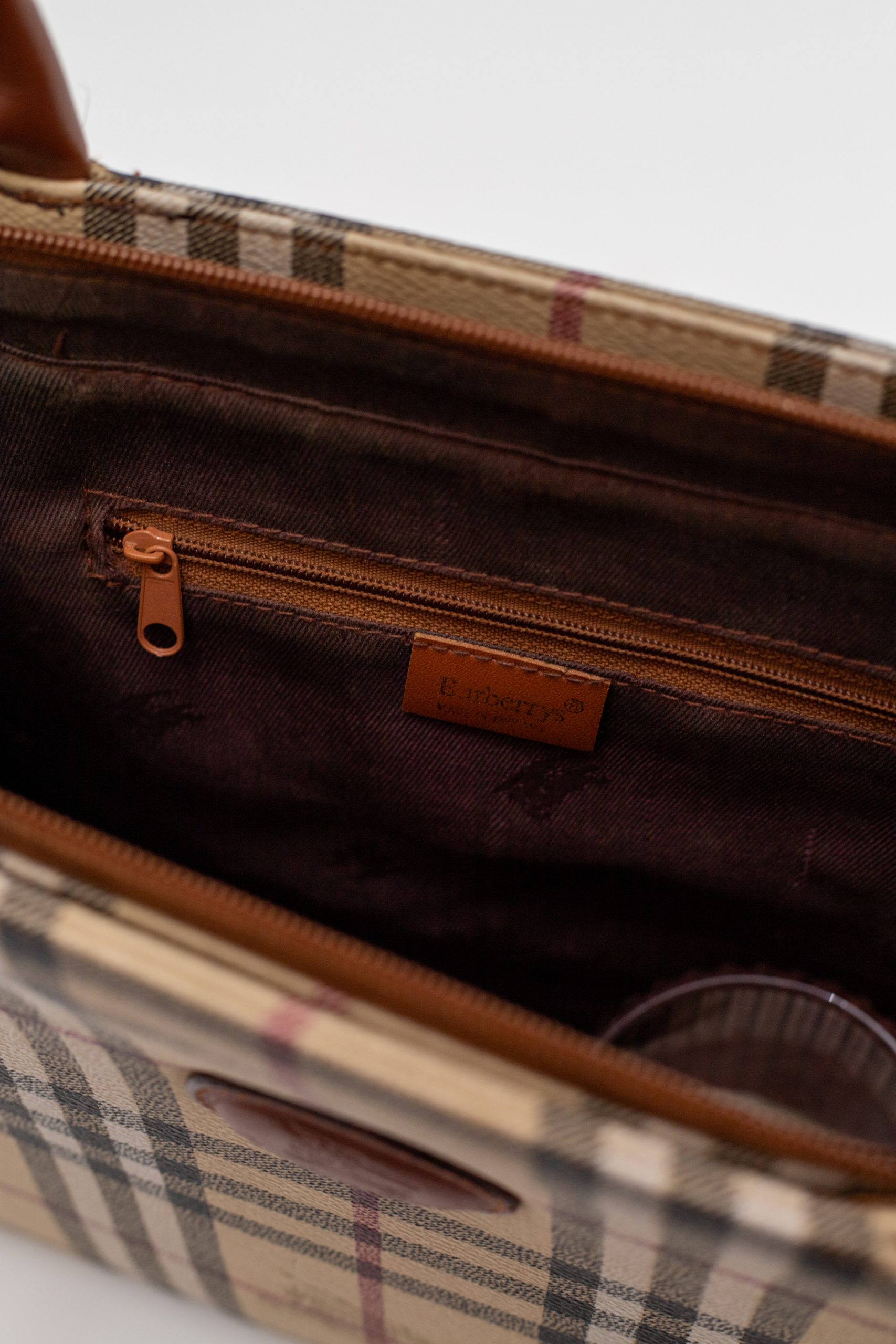 Burberry torb 2 unutra etikete