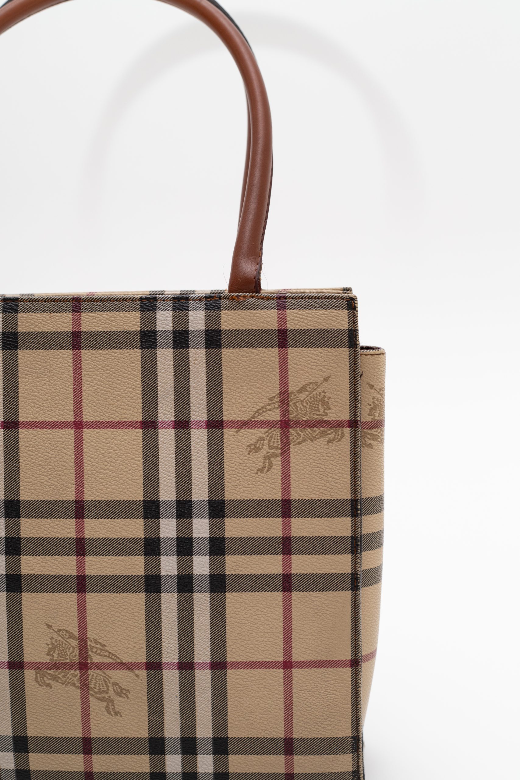 Burberry torb2 pozadi desno