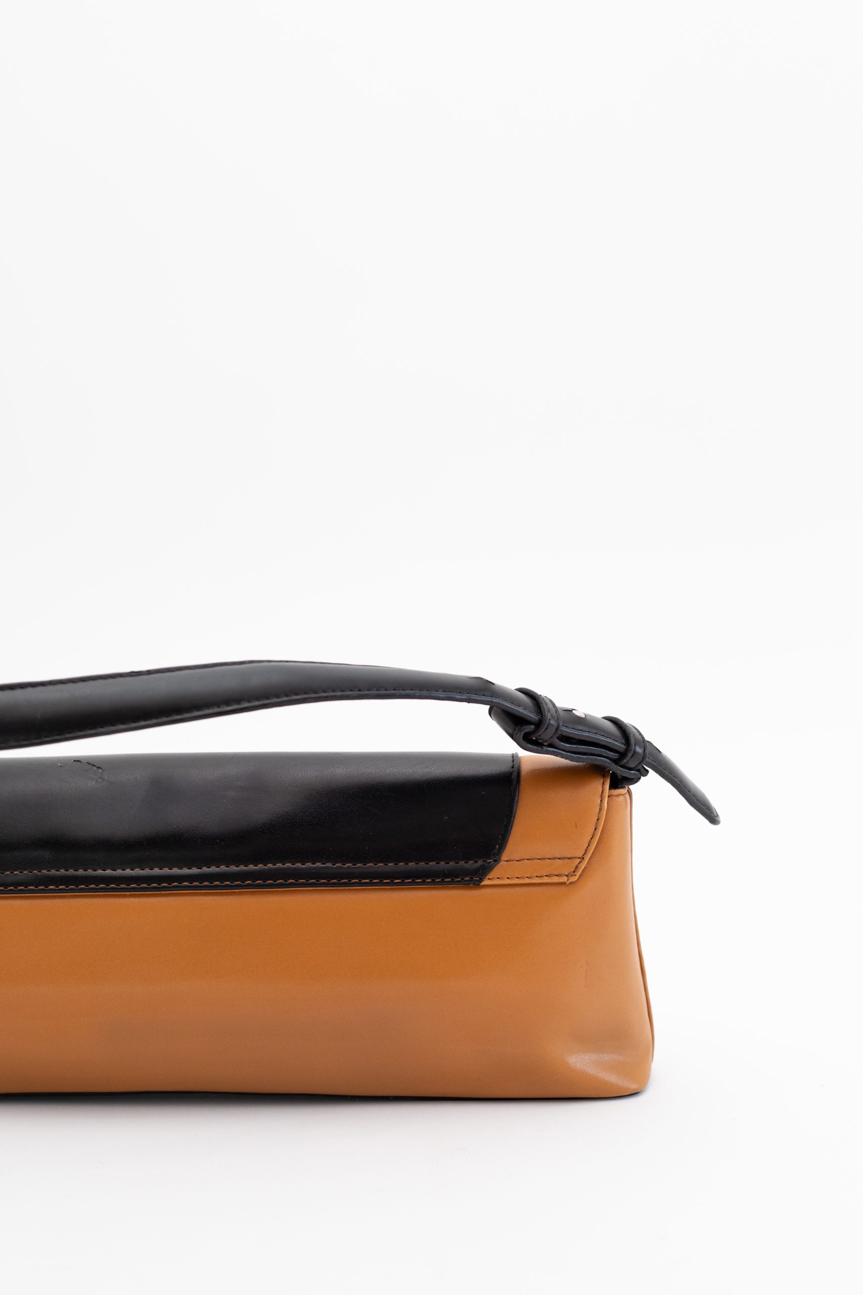 Ferragamo brcrn 5 pozadi desno